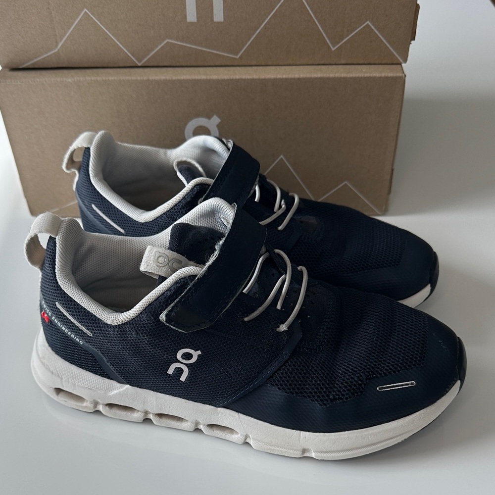 On Running Cloud Play Midnight White Size 3 Kids - Picture 2 of 6